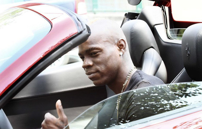 Chiếc siêu xe Ferrari màu đỏ mới cáu cạnh của Balotelli Chiếc siêu xe Ferrari màu đỏ mới cáu cạnh của Balotelli