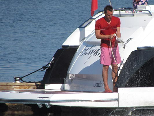 Trung vệ Chelsea thuê hẳn một chiếc du thuyền đầy tiện nghi với giá 13.000 bảng để đi vui chơi trên biển Trung vệ Chelsea thuê hẳn một chiếc du thuyền đầy tiện nghi với giá 13.000 bảng để đi vui chơi trên biển