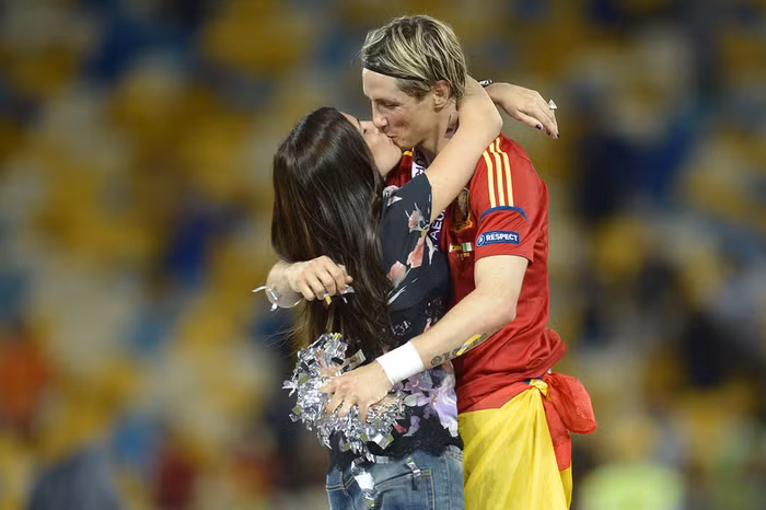 Torres và bà xã ôm hôn thắm thiết trên sân sau khi Tây Ban Nha bảo vệ thành công chức vô địch EURO