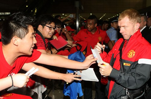 Paul Scholes ký tặng người hâm mộ Paul Scholes ký tặng người hâm mộ