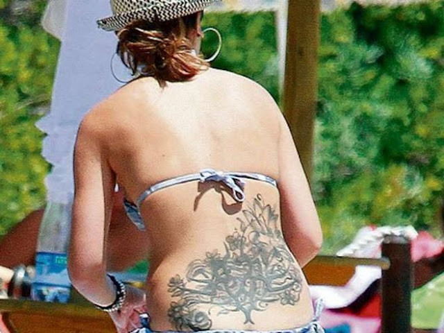 Trong khi đi nghỉ cùng chồng và 2 cậu con trai sinh đôi trên đảu quốc Sardinia, Sylwia Klose - bà xã của tiền đạo Miroslav Klose diện bikini 2 mảnh gợi cảm... Trong khi đi nghỉ cùng chồng và 2 cậu con trai sinh đôi trên đảu quốc Sardinia, Sylwia Klose - bà xã của tiền đạo Miroslav Klose diện bikini 2 mảnh gợi cảm...