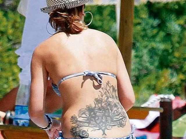 Trong khi đi nghỉ cùng chồng và 2 cậu con trai sinh đôi trên đảu quốc Sardinia, Sylwia Klose - bà xã của tiền đạo Miroslav Klose diện bikini 2 mảnh gợi cảm...