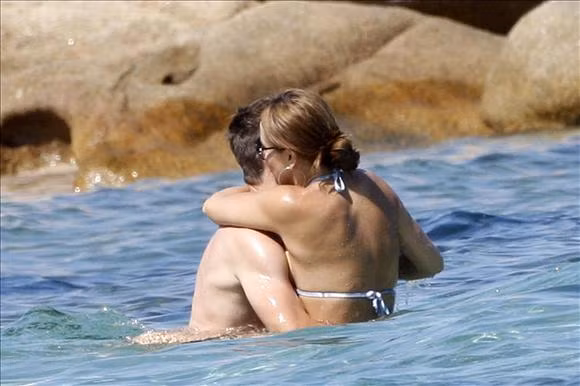 Vợ chồng Miroslav Klose ôm nhau rất tình tứ.