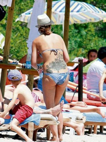 ... khoe hình xăm ấn tượng trên lưng ... khoe hình xăm ấn tượng trên lưng