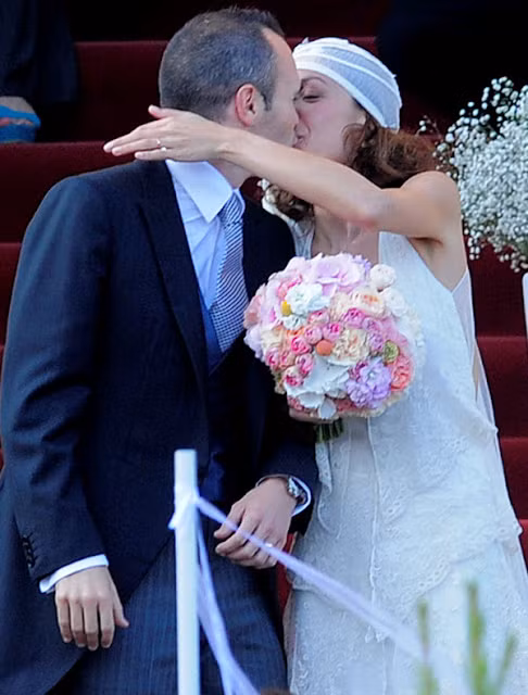 ... với hơn 700 khách mời, bao gồm những cầu thủ nổi tiếng như, Lionel Messi , Samuel Eto, Rafa Marquez, Victor Valdes, Gerard Pique, Shakira, Cesc Fabregas