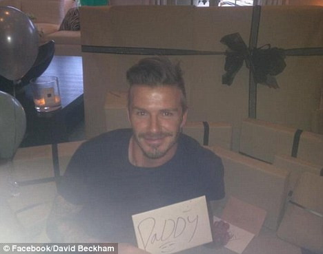 David Beckham chụp ảnh cùng với rất nhiều quà sinh nhật David Beckham chụp ảnh cùng với rất nhiều quà sinh nhật