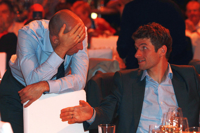 Robben trò chuyện với Thomas Muller Robben trò chuyện với Thomas Muller