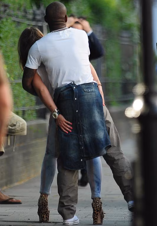 Mặc dù mới quen nhau, nhưng Chloe Gree và Jermain Defoe không ngần ngại có những cử chỉ ôm ấp thân mật ngay trên phố London