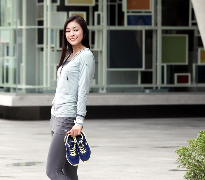 Kim Yuna đầy trẻ trung và xinh tươi trong trang phục thể thao và xách trên tay đôi giày thể thao Prospecs Kim Yuna đầy trẻ trung và xinh tươi trong trang phục thể thao và xách trên tay đôi giày thể thao Prospecs