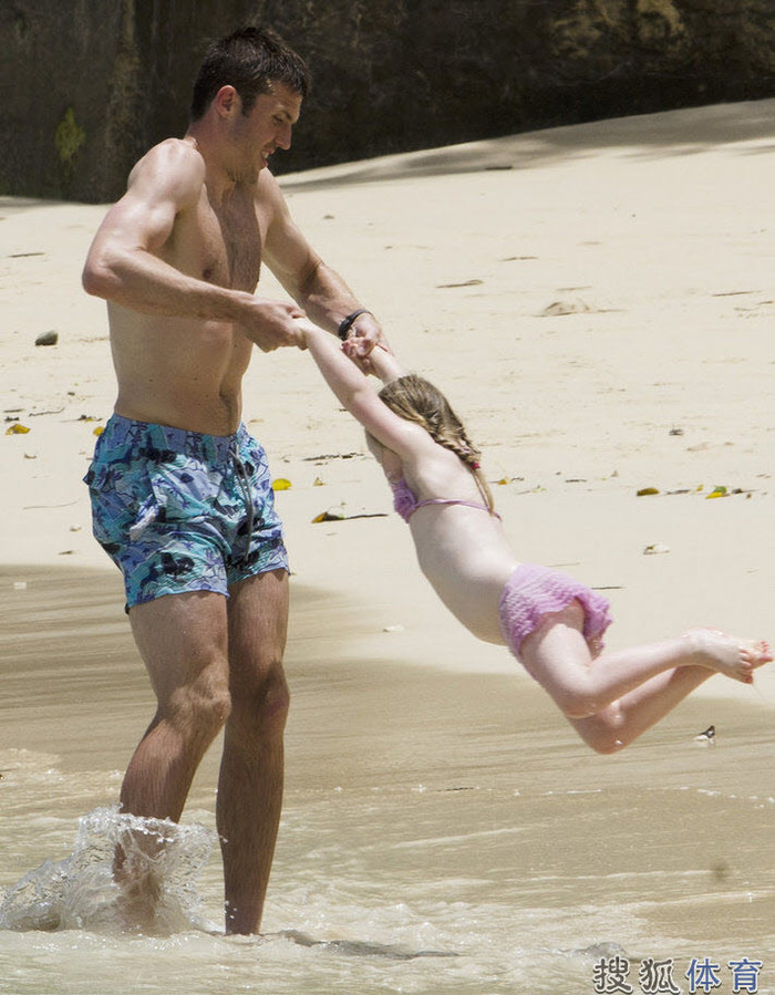 Carrick chơi đùa với con gái Louise trên biển