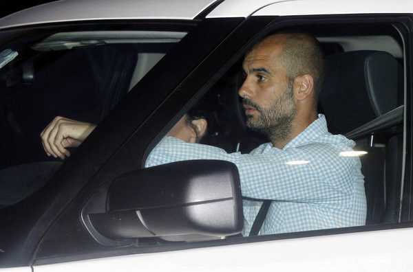 HLV Pep Guardiola cùng vợ đến dự tiệc chia vui cùng học trò HLV Pep Guardiola cùng vợ đến dự tiệc chia vui cùng học trò