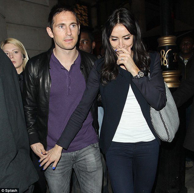 Tiền vệ của Chelsea đi không vững khiến cô vợ sắp cưới cũng phải phì cười