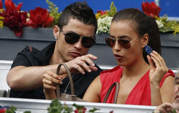 Cristiano Ronaldo muốn ăn kẹo nữa, nhưng Irina Shayk không cho Cristiano Ronaldo muốn ăn kẹo nữa, nhưng Irina Shayk không cho