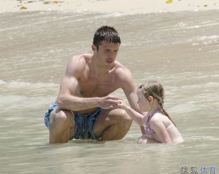 Carrick chơi đùa với con gái Louise trên biển