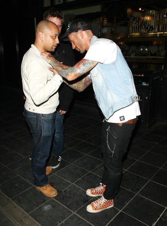 Tiền vệ Meireles ký tặng người hâm mộ trước khi vào hộp đêm Tiền vệ Meireles ký tặng người hâm mộ trước khi vào hộp đêm