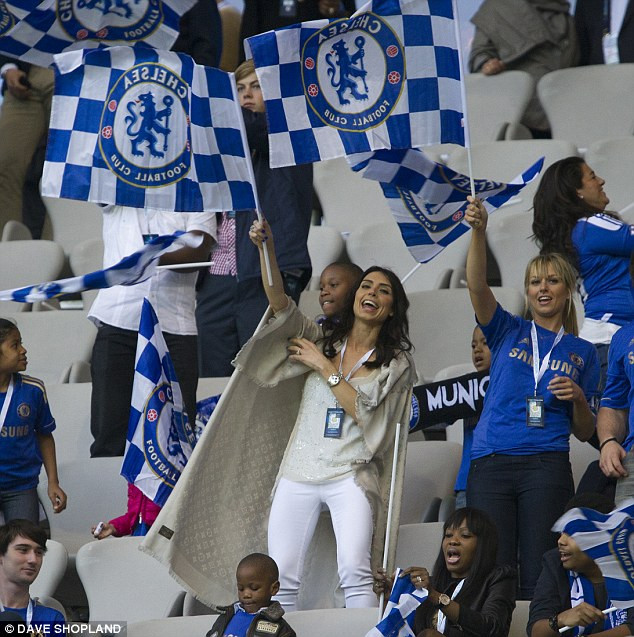 Christine Bleakley là cổ động viên cuộc nhiệt của The Blues trong suốt trận đấu với Bayern Munich