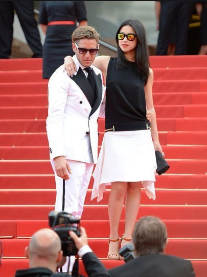 Xuất hiện tại buổi công chiếu bộ phim Madagascar 3: Thần tượng châu Âu ở Liên hoan phim Cannes lần thứ 65 cùng với bạn trai Lapo Elkann, siêu mẫu và diễn viên Zhu Zhu diện chiếc váy màu trang đen khoét lỗ 2 bên sườn táo bạo. Xuất hiện tại buổi công chiếu bộ phim Madagascar 3: Thần tượng châu Âu ở Liên hoan phim Cannes lần thứ 65 cùng với bạn trai Lapo Elkann, siêu mẫu và diễn viên Zhu Zhu diện chiếc váy màu trang đen khoét lỗ 2 bên sườn táo bạo.