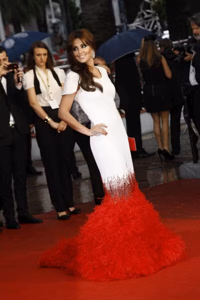 Cheryl Cole diện chiếc váy dạ hội màu trắng kiêu sa được tô điểm với đuôi công màu đỏ lộng lẫy tại buổi công chiếu của bộ phim Amour ở Liên hoan phim Cannes lần thứ 65. Cheryl Cole diện chiếc váy dạ hội màu trắng kiêu sa được tô điểm với đuôi công màu đỏ lộng lẫy tại buổi công chiếu của bộ phim Amour ở Liên hoan phim Cannes lần thứ 65.