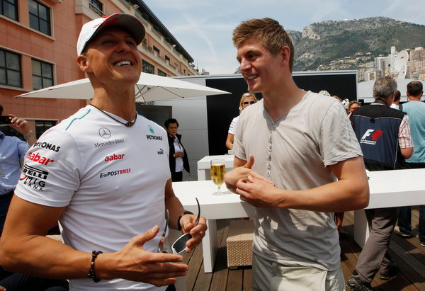 Michael Schumacher trò chuyện cùng với tiền vệ Toni Kroos Michael Schumacher trò chuyện cùng với tiền vệ Toni Kroos