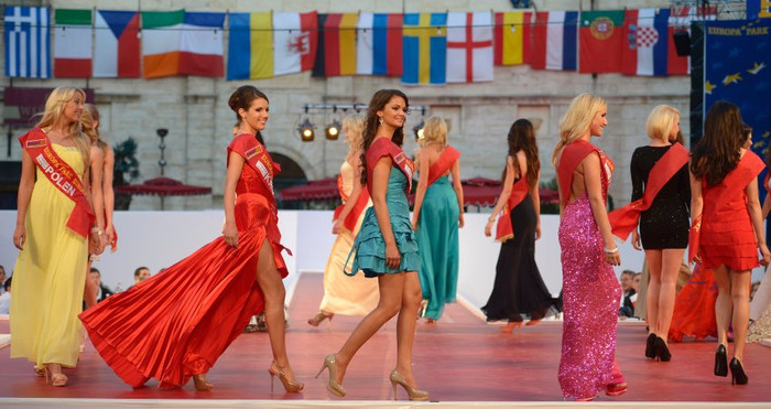 Các người đẹp tham gia phần thi trang phục dạ hội.... Các người đẹp tham gia phần thi trang phục dạ hội....