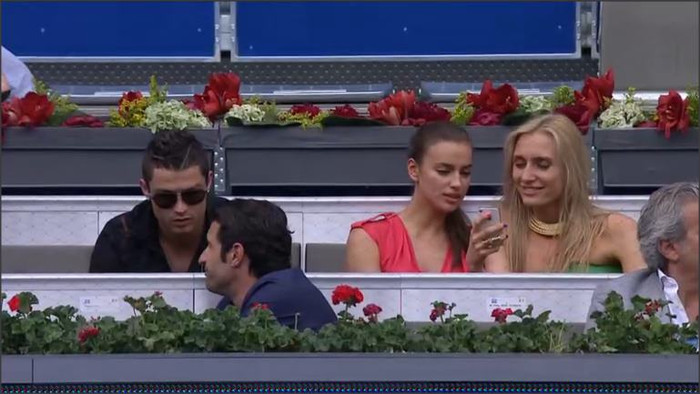 Ronaldo nói chuyện với Luis Figo, trong khi, Irina Shayk buôn với một cô gái bên cạnh Ronaldo nói chuyện với Luis Figo, trong khi, Irina Shayk buôn với một cô gái bên cạnh