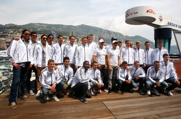 Các ngôi sao tuyển Đức chụp ảnh lưu niệm cùng Michael Schumacher. Các ngôi sao tuyển Đức chụp ảnh lưu niệm cùng Michael Schumacher.