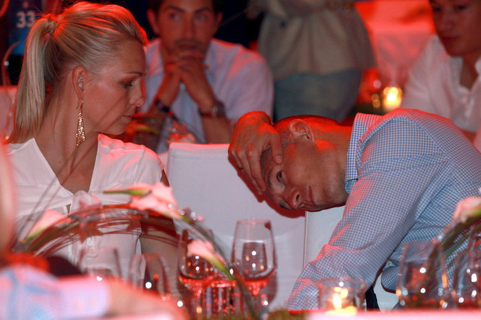 Robben không giấu nổi sự thất vọng trong bữa tiệc của Bayern Munich bởi vì anh chính là cầu thủ sút hỏng một quả phạt đền trong hiệp phụ của trận chung kết. Nếu Robben thực hiện thành công, có lẽ kết quả trận đấu đã khác. Robben không giấu nổi sự thất vọng trong bữa tiệc của Bayern Munich bởi vì anh chính là cầu thủ sút hỏng một quả phạt đền trong hiệp phụ của trận chung kết. Nếu Robben thực hiện thành công, có lẽ kết quả trận đấu đã khác.