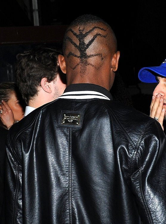 Tiền đạo Kalou đến dự tiệc chia vui cùng Drogba với kiểu tóc hình nhện ở sau gáy. Tiền đạo Kalou đến dự tiệc chia vui cùng Drogba với kiểu tóc hình nhện ở sau gáy.