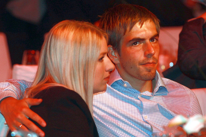 Philipp Lahm cũng không giấu được nỗi buồn khi ngồi cạnh bà xã Claudia trong bữa tiệc Philipp Lahm cũng không giấu được nỗi buồn khi ngồi cạnh bà xã Claudia trong bữa tiệc