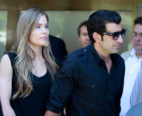 Figo tới dự đám tang cùng vợ.