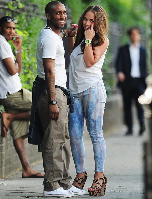 Ngay sau khi chia tay ca sĩ Alexandra Burke, ngôi sao Tottenham đã tìm được cho mình một bóng hồng mới là Chloe Green, con gái của tỷ phú Philip đang sở hữu hãng thời trang Topshop. Ngay sau khi chia tay ca sĩ Alexandra Burke, ngôi sao Tottenham đã tìm được cho mình một bóng hồng mới là Chloe Green, con gái của tỷ phú Philip đang sở hữu hãng thời trang Topshop.