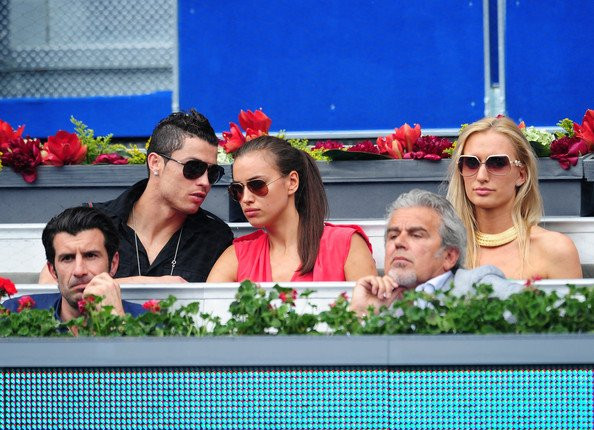 Ngồi trước họ là cựu tiền vệ của Real Madrid, Luis Figo Ngồi trước họ là cựu tiền vệ của Real Madrid, Luis Figo