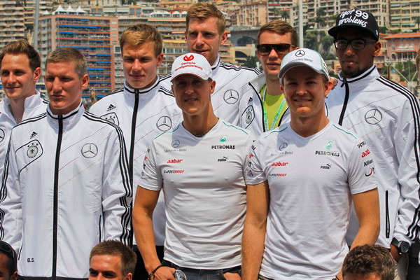 Các ngôi sao tuyển Đức chụp ảnh lưu niệm cùng Michael Schumacher. Các ngôi sao tuyển Đức chụp ảnh lưu niệm cùng Michael Schumacher.