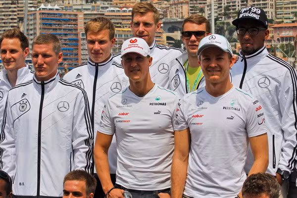 Các ngôi sao tuyển Đức chụp ảnh lưu niệm cùng Michael Schumacher.