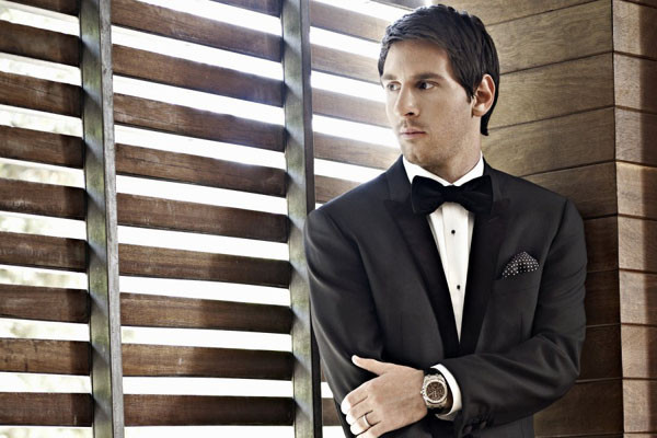 Trong bộ ảnh quảng cáo cho nhãn hiệu thời trang D&G, ngôi sao của Barcelona xuất hiện với nhiều phong cách khác nhau từ vest cho đến đồ ngủ hay áo khoác mùa đông Trong bộ ảnh quảng cáo cho nhãn hiệu thời trang D&G, ngôi sao của Barcelona xuất hiện với nhiều phong cách khác nhau từ vest cho đến đồ ngủ hay áo khoác mùa đông