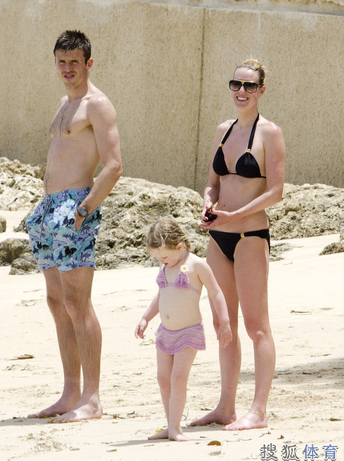 Sau một mùa giải căng thẳng và không thành công cùng với MU, tiền vệ Carrick đã đưa vợ và con gái đi biển để quên đi mệt mỏi và lấy lại tinh thần chuẩn bị cho mùa giải mới