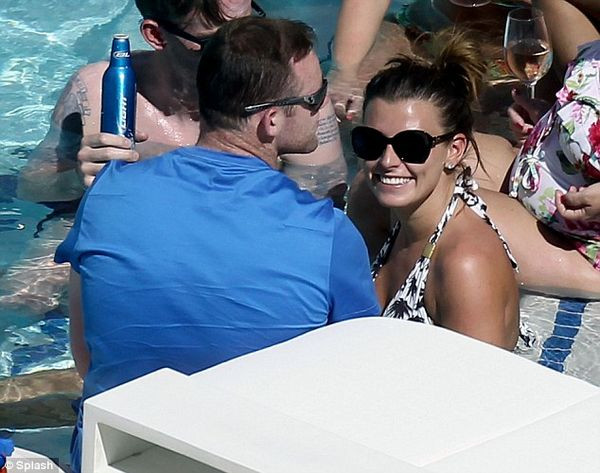 Sau khi kết thúc một mùa giải trắng tay cùng với Manchester United, tiền đạo Wayne Rooney đã đưa vợ con tới Las Vegas tận hưởng một kỷ nghỉ ngắn trước khi trở lại tập luyện cùng với đội tuyển Anh Sau khi kết thúc một mùa giải trắng tay cùng với Manchester United, tiền đạo Wayne Rooney đã đưa vợ con tới Las Vegas tận hưởng một kỷ nghỉ ngắn trước khi trở lại tập luyện cùng với đội tuyển Anh