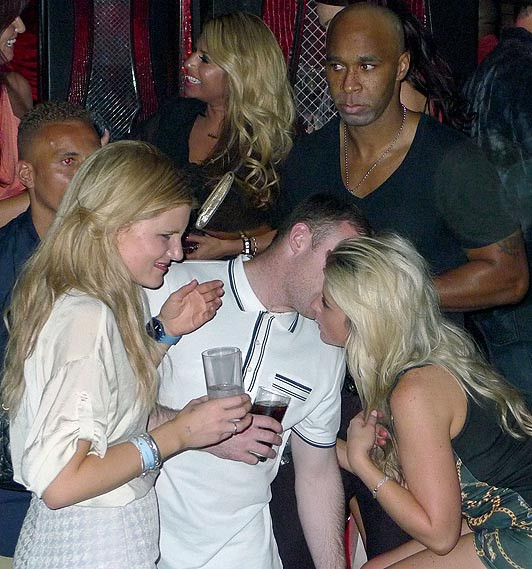 Những cô gái tóc vàng vây quang Rooney và những khoảnh khắc đó đã bị những tay săn ảnh ghi lại được Những cô gái tóc vàng vây quang Rooney và những khoảnh khắc đó đã bị những tay săn ảnh ghi lại được