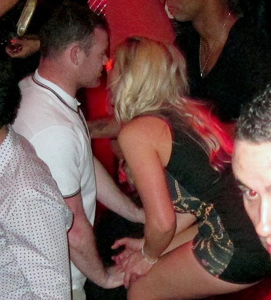 Rooney định giở trò với một cô gái tóc vàng Rooney định giở trò với một cô gái tóc vàng