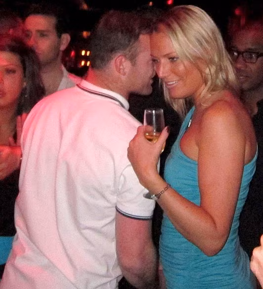 Tuy nhiên, ngay trong đêm đầu tiên sau khi đặt chân tới Las Vegas, ngôi sao người Anh đã lén trốn vợ đến hộp đêm vào lúc 3 giờ sáng để vui vẻ với những cô gái tóc vàng.