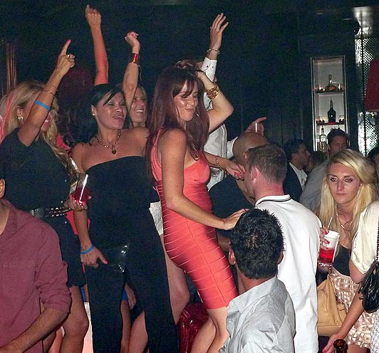 Vợ của Wes Brown cũng xuất hiện tại hộp đêm trong trang phục váy đỏ bên cạnh Rooney Vợ của Wes Brown cũng xuất hiện tại hộp đêm trong trang phục váy đỏ bên cạnh Rooney