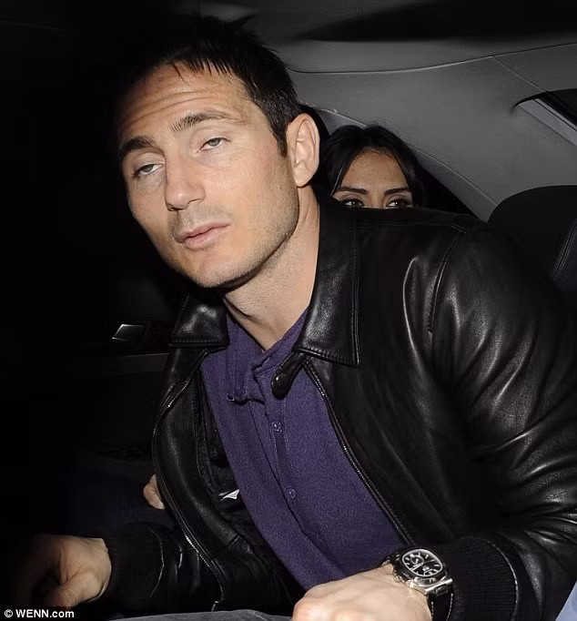 Cặp mắt lơ mơ của Frank Lampard khi lên xe ô tô