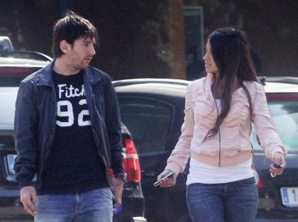 Khi cùng nhau xuất hiện ở nơi công cộng, tiền đạo của Barcelona hiếm khi có những cử chỉ thân mật với Antonella Khi cùng nhau xuất hiện ở nơi công cộng, tiền đạo của Barcelona hiếm khi có những cử chỉ thân mật với Antonella