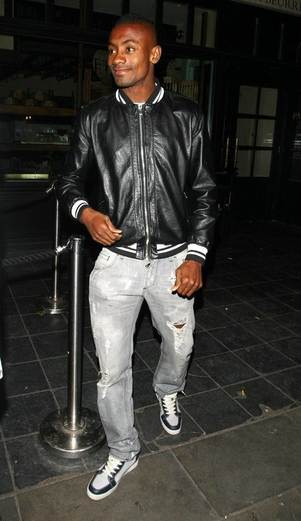 Kalou mặc quần jean rách gối và áo khoác da màu đen Kalou mặc quần jean rách gối và áo khoác da màu đen