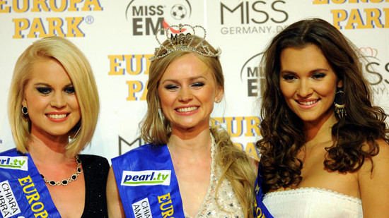 Danh hiệu Á hậu 1 thuộc về người đẹp đến từ Czech (trái) và danh hiệu Á hậu 2 thuộc về thí sinh đại diện cho đội tuyển Đan Mạch (phải) Danh hiệu Á hậu 1 thuộc về người đẹp đến từ Czech (trái) và danh hiệu Á hậu 2 thuộc về thí sinh đại diện cho đội tuyển Đan Mạch (phải)