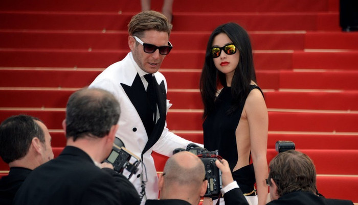 Xuất hiện tại buổi công chiếu bộ phim Madagascar 3: Thần tượng châu Âu ở Liên hoan phim Cannes lần thứ 65 cùng với bạn trai Lapo Elkann, siêu mẫu và diễn viên Zhu Zhu diện chiếc váy màu trang đen khoét lỗ 2 bên sườn táo bạo. Xuất hiện tại buổi công chiếu bộ phim Madagascar 3: Thần tượng châu Âu ở Liên hoan phim Cannes lần thứ 65 cùng với bạn trai Lapo Elkann, siêu mẫu và diễn viên Zhu Zhu diện chiếc váy màu trang đen khoét lỗ 2 bên sườn táo bạo.