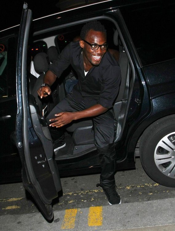 Tiền vệ Essien trông khá lịch lãm với bộ đồ màu đen Tiền vệ Essien trông khá lịch lãm với bộ đồ màu đen