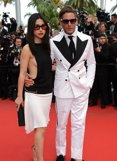 Xuất hiện tại buổi công chiếu bộ phim Madagascar 3: Thần tượng châu Âu ở Liên hoan phim Cannes lần thứ 65 cùng với bạn trai Lapo Elkann, siêu mẫu và diễn viên Zhu Zhu diện chiếc váy màu trang đen khoét lỗ 2 bên sườn táo bạo. Xuất hiện tại buổi công chiếu bộ phim Madagascar 3: Thần tượng châu Âu ở Liên hoan phim Cannes lần thứ 65 cùng với bạn trai Lapo Elkann, siêu mẫu và diễn viên Zhu Zhu diện chiếc váy màu trang đen khoét lỗ 2 bên sườn táo bạo.