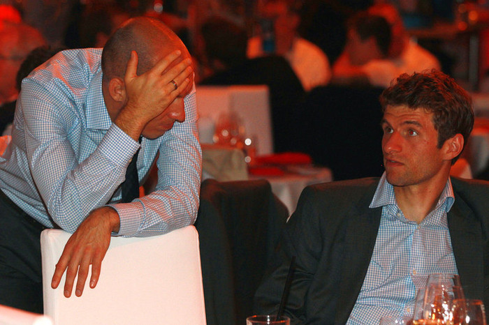 Robben trò chuyện với Thomas Muller Robben trò chuyện với Thomas Muller