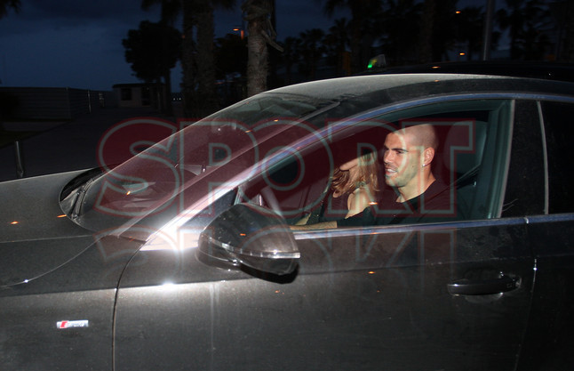 Thủ môn Valdes cũng đưa vợ tới dự tiệc Thủ môn Valdes cũng đưa vợ tới dự tiệc